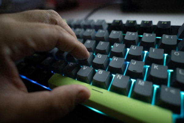 财汇盈 它满足了我对客制化的所有幻想：雷柏V700DIY-98三模键盘